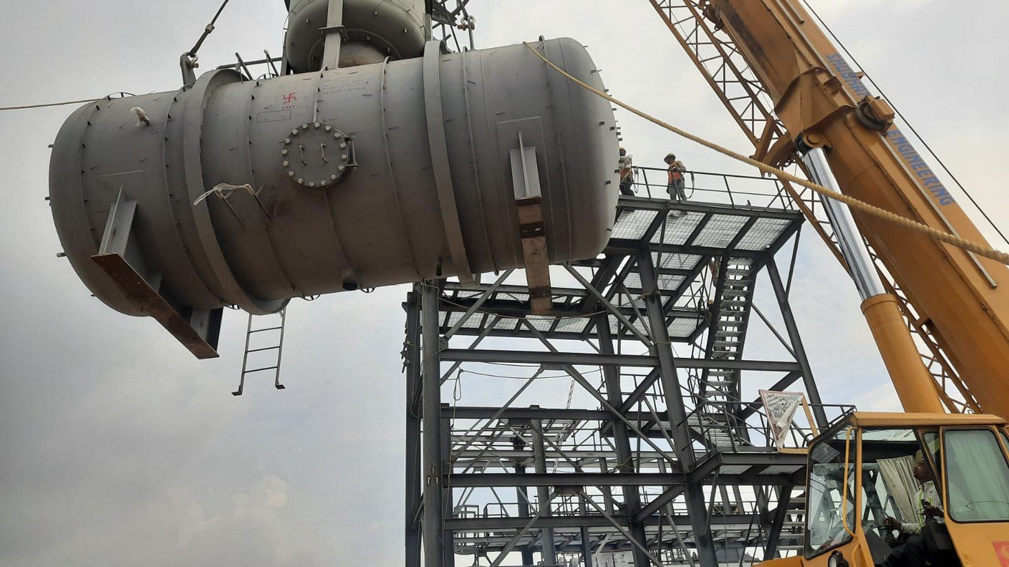 Heavy lift erection of pressure vessel